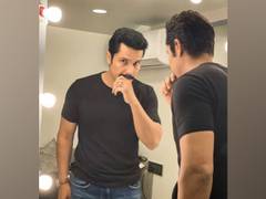 
      
      Randeep Hooda shares video of his 'Jugaad-band-i' workout
      
      