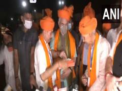 
      
      Amarnath Yatra: First batch of pilgrims reach Udhampur
      
      