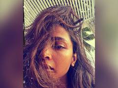 
      
      Deepika Padukone flaunts hair flip pose, Ranveer Singh leaves...
      
      