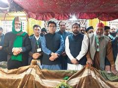 
      
      Pak pilgrims, diplomats offer chaadar at Hazrat Nizamuddin...
      
      