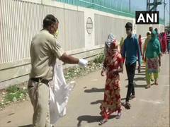 
      
      Police distribute food packets in Delhi amid lockdown
      
      