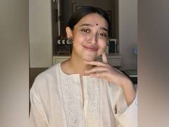 
      
      Sayani Gupta distributes sanitary napkins on her birthday
      
      