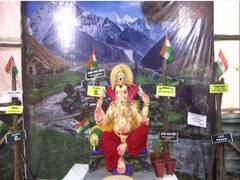 
      
      'Border cha Raja' Lord Ganesh idol leaves Mumbai for temple...
      
      