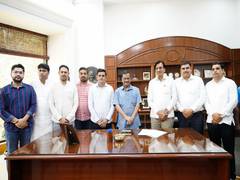 
      
      Delhi CM Kejriwal meets heroes of Mundka fire incident
      
      