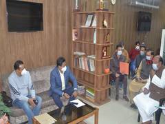 
      
      Uttarakhand: DM, DIG hold meet with trade unit, political...
      
      