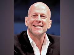 
      
      Bruce Willis grabs eyeballs with sweater worth $ 395...
      
      