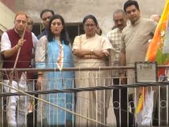 
      
      Delhi CM reaches Satya Niketan building collapse site
      
      