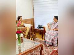 
      
      Kangana Ranaut calls Smriti Irani 'real life Thalaivii'
      
      