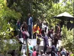 
      
      Protestors storm Sri Lankan PM's residence
      
      