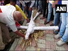 
      
      Shivsena workers take out symbolic funeral procession of rebels
      
      