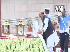 
      
      Rajnath Singh pays tribute to war heros on Kargil Vijay Diwas
      
      