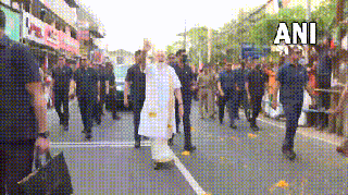 
      
      Kerala: Dressed in 'Mundu', PM Modi holds roadshow in Kochi
      
      