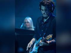 
      
      John Mayer halts LA concert to help out distressed fan
      
      