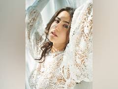 
      
      Sara Ali Khan is a vision to behold in new picture
      
      