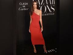 
    Emily Ratajkowski wore a USD 50 Zara dress to NYFW! 
    