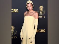 
    Emmys 2021: Emma Corrin sports long, black nails with yellow dress for red carpet
    