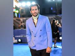 
      
      Jake Gyllenhaal remembers debut 'SNL' hosting gig
      
      