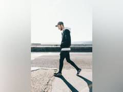 
      
      Study finds walking efficiently takes next to no thought
      
      