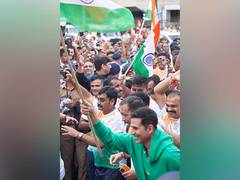 
      
      Akshay Kumar, Devendra Fadnavis flag off car, bike rally
      
      