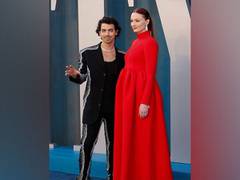 
      
      Sophie Turner flaunts baby bump at Oscars after-party
      
      