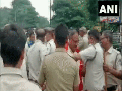 
      
      Nabanna Abhiyan: Clash between BJP workers, police in Raniganj
      
      