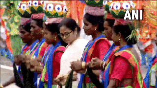 
      
      CM Mamata Banerjee joins folk artists on Independence Day
      
      