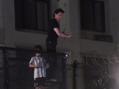 
      
      On 57th birthday, SRK greets fans with his 'signature pose'
      
      