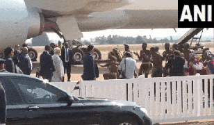 
      
      PM Modi received traditional South African dance welcome in Johan
      
      