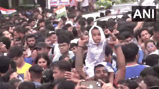 
      
      Sea of fans at Marine Drive to welcome Team India
      
      