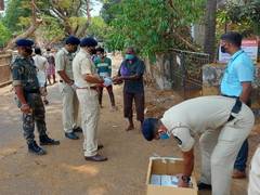 
      
      Teams of Goa Crime Branch supply ration to migrant labourers
      
      