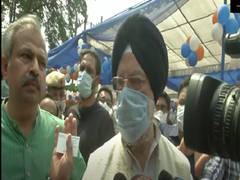 
      
      Delhi: Hardeep Puri distributes 107 gas connections under...
      
      