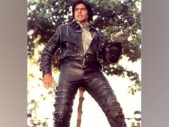 
      
      Amitabh Bachchan remembers pulling off desi 'MJ' in 'Ganga...
      
      