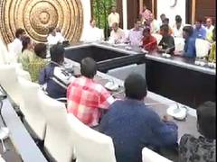 
      
      Fishermen released from Pakistan's jail meet Andhra CM 
      
      