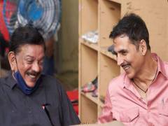 
      
      Akshay Kumar shares a happy picture with 'Bhool Bhulaiyaa'...
      
      