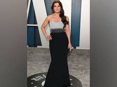 
      
      Idina Menzel responds to young girl singing 'Let It Go' from...
      
      