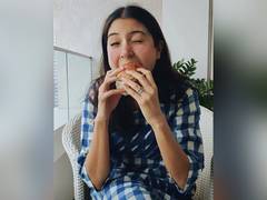 
      
      Anushka Sharma feasts on 'Vada Pav' as she enjoys Mumbai rains 
      
      