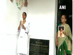 
      
      Geeta, who was rescued from Pak, pays tribute to Sushma...
      
      
