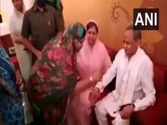 
      
      Raksha Bandhan: Women MLAs tie rakhi to CM Gehlot at Hotel...
      
      