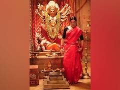 
      
      Catch glimpse of Akshay Kumar's feminine avatar in 'Laxmmi Bomb'
      
      