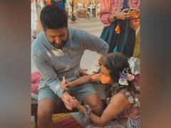 
      
      'Two peas in a pod': Shibani Dandekar applies henna on Farhan...
      
      