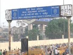 
      
      COVID-19: People at Delhi's Gazipur market follow health norms 
      
      
