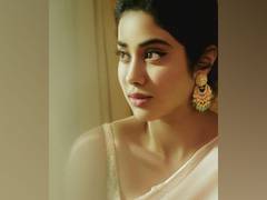 
      
      Janhvi Kapoor looks as breathtaking as her late mother...
      
      