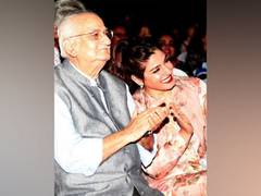 
      
      Raveena Tandon mourns the demise of her father, performs last...
      
      