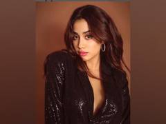 
      
      Janhvi Kapoor oozes sensuality in recent sunset pictures
      
      
