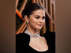 
      
      Selena Gomez goes barefoot after tripping on SAG Awards red carpet
      
      