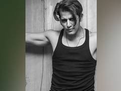
      
      Karanvir Bohra to come up with a short film 'My Pink Shoes'
      
      