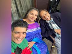 
      
       Dharmendra, Shabana Azmi pose together on sets of  'Rocky...
      
      