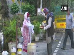 
      
      Locals turn good samaritans, distribute food to poor outside...
      
      