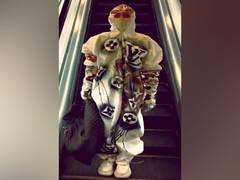 
      
      Singer Erykah Badu rocks funky spray painted hazmat suit
      
      