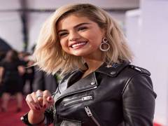 
      
      Selena Gomez flaunts new platinum blonde hair
      
      